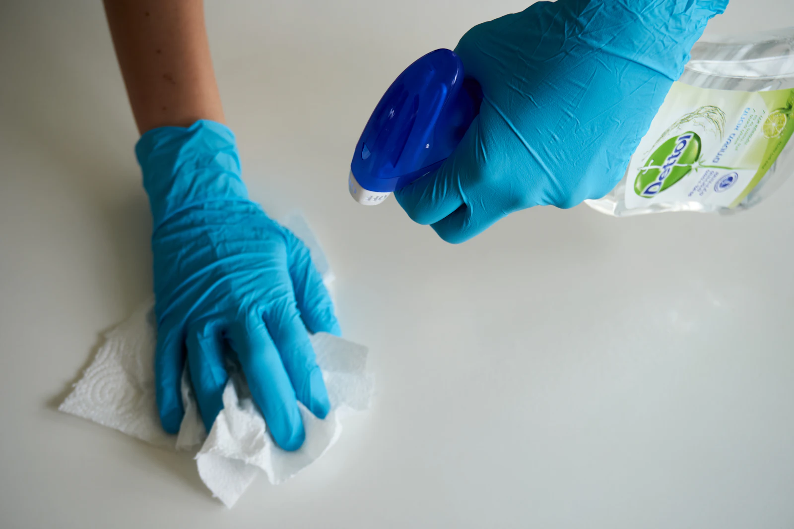 Limpieza de superficies con guantes
